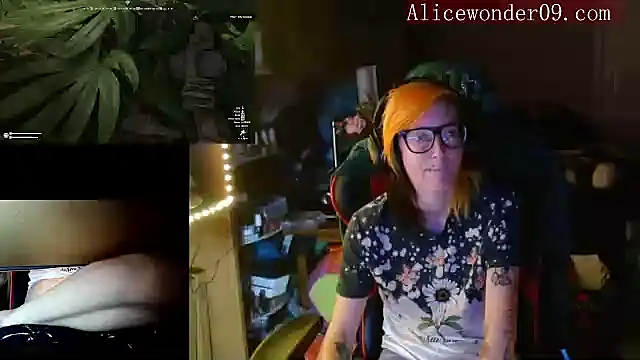 Snapshot of alicewonder09 chatting on December 17, 5:40 am alicewonder09 online show from December 17, 5:40 am