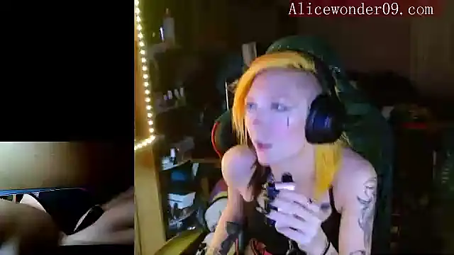 Snapshot of alicewonder09 chatting on December 19, 4:45 am alicewonder09 online show from December 19, 4:45 am
