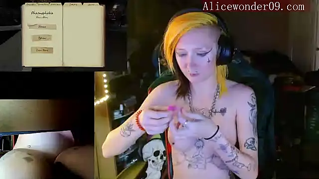 Snapshot of alicewonder09 chatting on December 19, 7:51 am alicewonder09 online show from December 19, 7:51 am