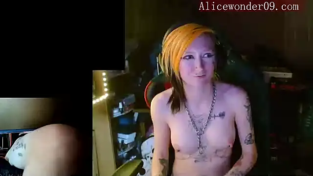 Snapshot of alicewonder09 chatting on December 20, 8:28 am alicewonder09 online show from December 20, 8:28 am