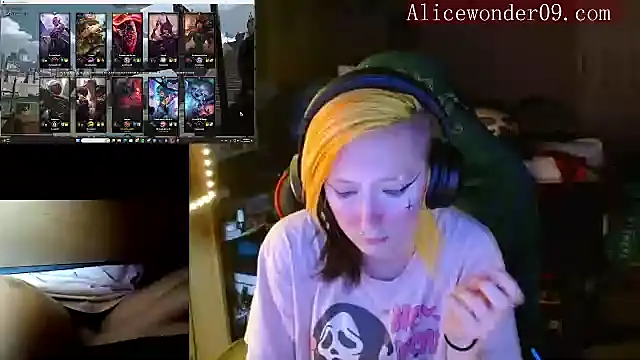 Snapshot of alicewonder09 chatting on December 21, 4:41 am alicewonder09 online show from December 21, 4:41 am