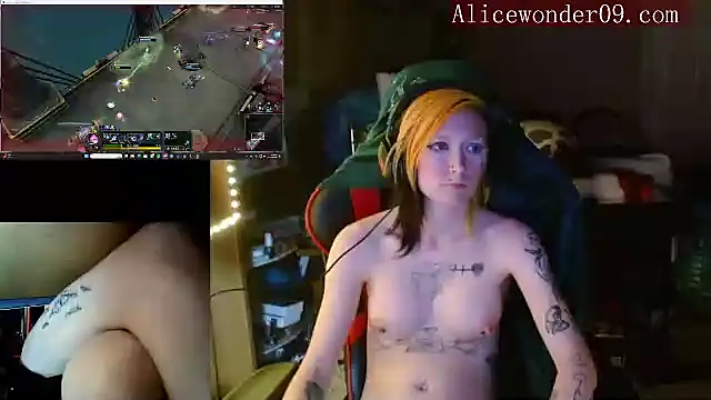 Snapshot of alicewonder09 chatting on December 21, 7:45 am alicewonder09 online show from December 21, 7:45 am