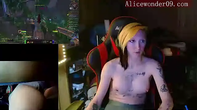 Snapshot of alicewonder09 chatting on December 22, 7:11 am alicewonder09 online show from December 22, 7:11 am