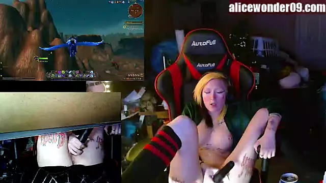 Snapshot of alicewonder09 chatting on December 26, 8:50 am alicewonder09 online show from December 26, 8:50 am
