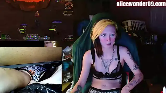 Snapshot of alicewonder09 chatting on December 27, 4:15 am alicewonder09 online show from December 27, 4:15 am