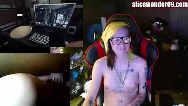 Snapshot of alicewonder09 chatting on December 30, 8:21 am alicewonder09 online show from December 30, 8:21 am