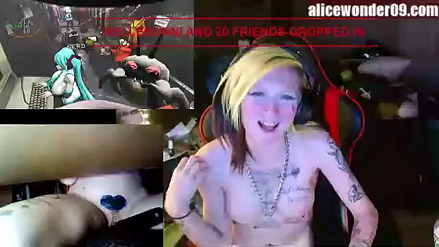 Snapshot of alicewonder09 chatting on January 1, 10:32 am alicewonder09 online show from January 1, 10:32 am