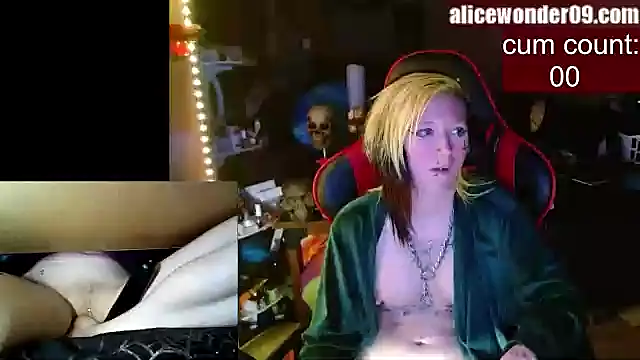Snapshot of alicewonder09 chatting on January 6, 8:57 am alicewonder09 online show from January 6, 8:57 am