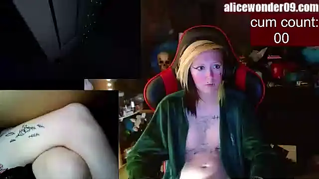 Snapshot of alicewonder09 chatting on January 8, 10:37 am alicewonder09 online show from January 8, 10:37 am