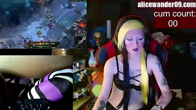 Snapshot of alicewonder09 chatting on January 9, 4:41 am alicewonder09 online show from January 9, 4:41 am