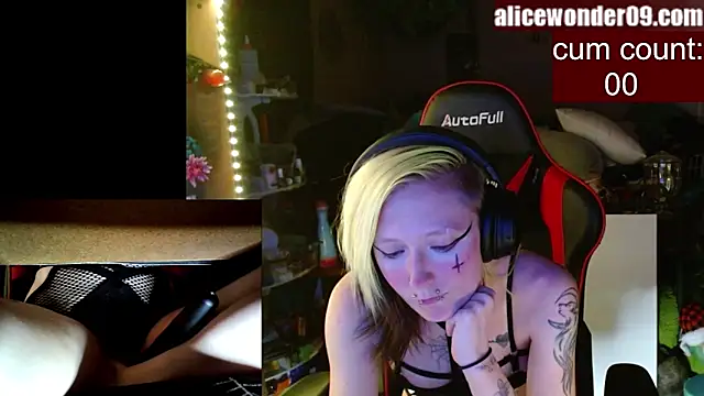 Snapshot of alicewonder09 chatting on January 29, 4:36 am alicewonder09 online show from January 29, 4:36 am
