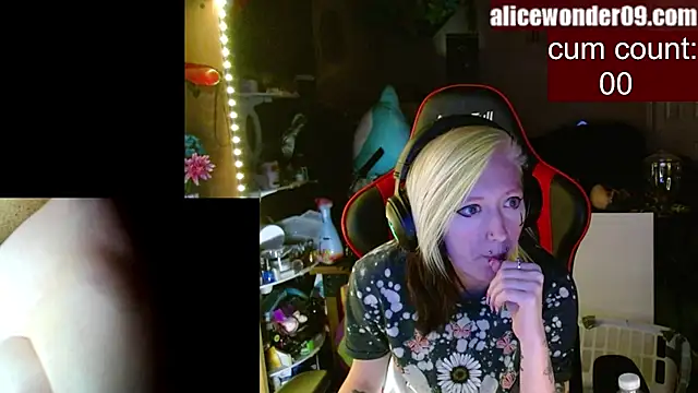 Snapshot of alicewonder09 chatting on February 2, 4:48 am alicewonder09 online show from February 2, 4:48 am