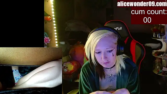 Snapshot of alicewonder09 chatting on February 3, 4:46 am alicewonder09 online show from February 3, 4:46 am