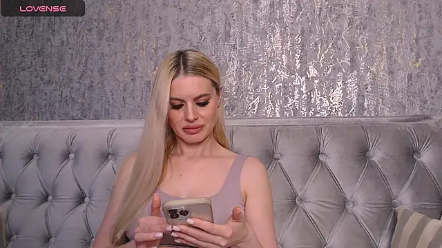 Snapshot of BlondieStar chatting on December 8, 9:02 am BlondieStar online show from December 8, 9:02 am