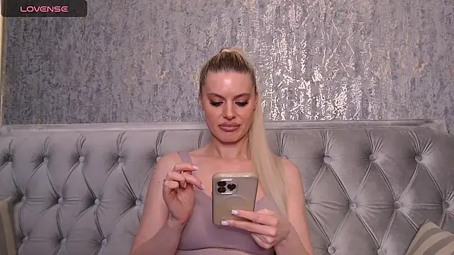 Snapshot of BlondieStar chatting on December 9, 1:45 pm BlondieStar online show from December 9, 1:45 pm