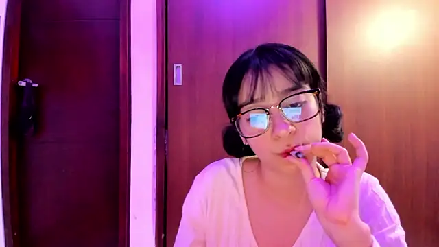 Snapshot of _Lunnaa_ chatting on December 18, 3:26 am Lunnaa online show from December 18, 3:26 am