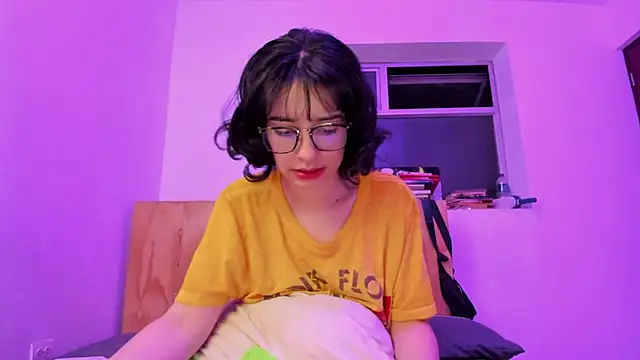 Snapshot of _Lunnaa_ chatting on December 19, 1:28 am Lunnaa online show from December 19, 1:28 am