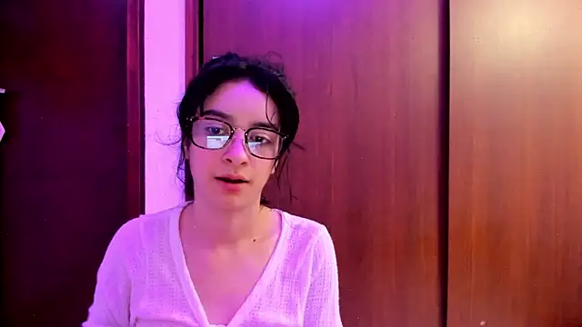 Snapshot of _Lunnaa_ chatting on February 3, 4:25 am Lunnaa online show from February 3, 4:25 am