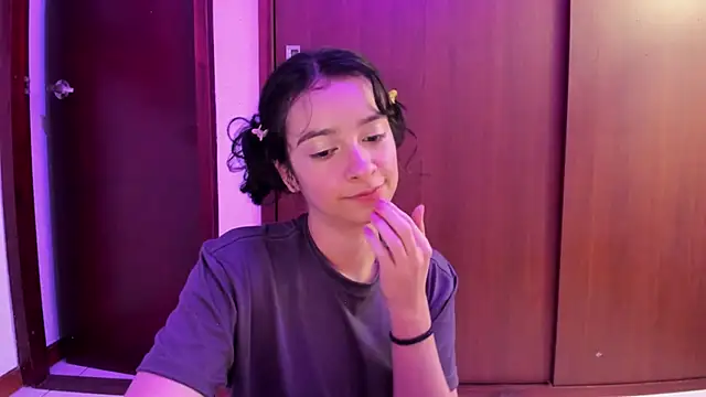 Snapshot of _Lunnaa_ chatting on February 23, 5:01 am Lunnaa online show from February 23, 5:01 am