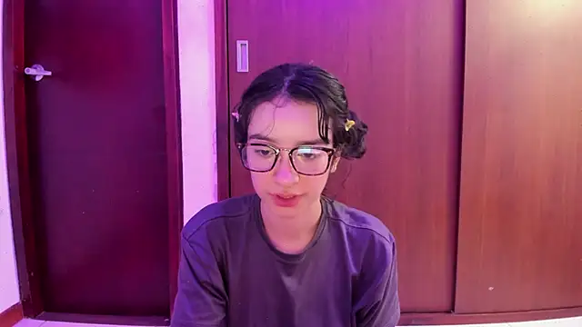 Snapshot of _Lunnaa_ chatting on February 24, 1:46 am Lunnaa online show from February 24, 1:46 am