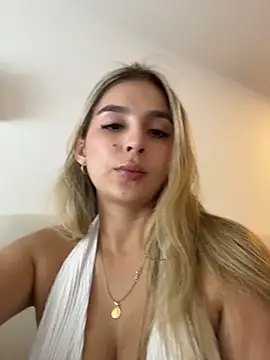 Snapshot of oriana_zoeee chatting on May 30, 12:19 am oriana zoeee online show from May 30, 12:19 am