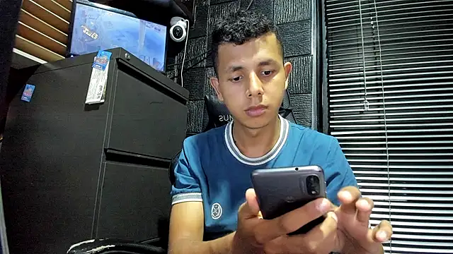 Snapshot of boy_bigcock24cm chatting on July 12, 12:12 am boy bigcock24cm online show from July 12, 12:12 am