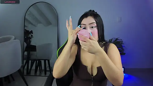 Snapshot of caroline23_x chatting on February 20, 2:07 am caroline23 x online show from February 20, 2:07 am