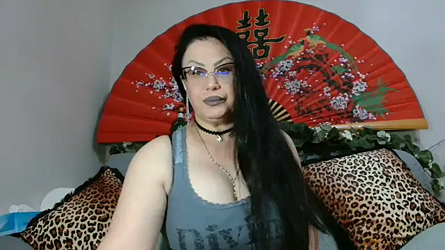 Snapshot of x__KHALEESI__x chatting on May 31, 6:09 pm x KHALEESI x online show from May 31, 6:09 pm