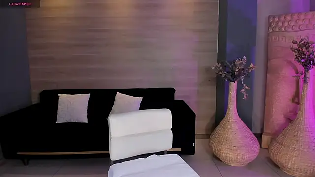 Snapshot of NiaHolland chatting on May 11, 6:49 pm NiaHolland online show from May 11, 6:49 pm