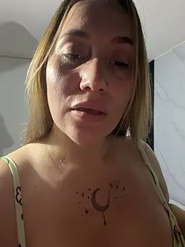 Snapshot of hotpawgmilf chatting on May 23, 1:33 am hotpawgmilf online show from May 23, 1:33 am