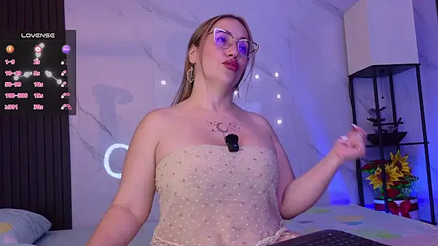 Snapshot of hotpawgmilf chatting on June 14, 12:30 am hotpawgmilf online show from June 14, 12:30 am