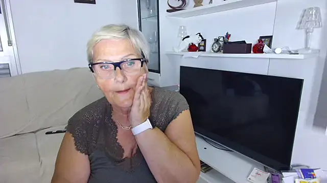 Snapshot of Selenna57 chatting on June 7, 4:44 pm Selenna57 online show from June 7, 4:44 pm