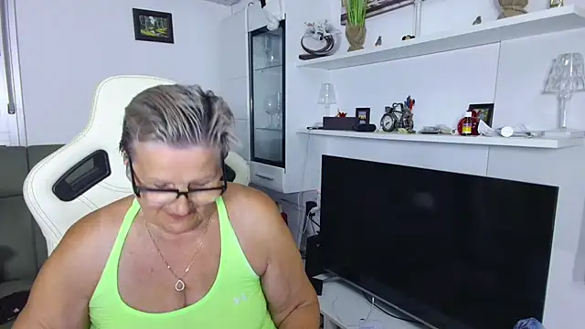 Snapshot of Selenna57 chatting on June 16, 5:26 pm Selenna57 online show from June 16, 5:26 pm