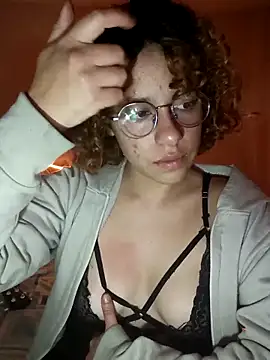 Snapshot of EmmaMelissa0521 chatting on February 15, 10:31 pm EmmaMelissa0521 online show from February 15, 10:31 pm