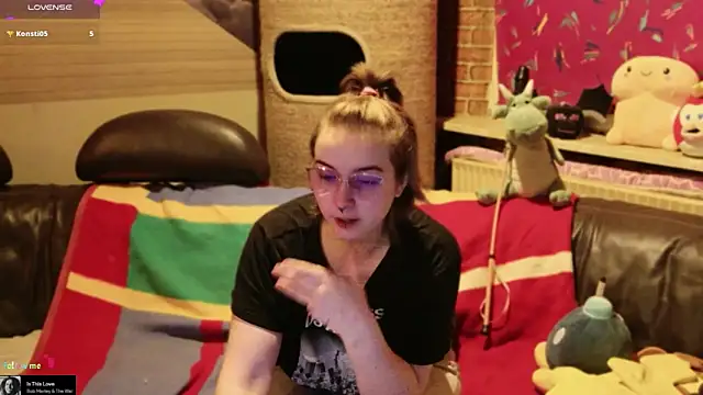 Snapshot of GamerGirl_Eve chatting on February 18, 6:15 pm GamerGirl Eve online show from February 18, 6:15 pm