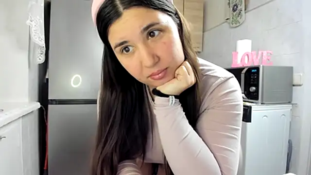 MiaMarrone online show from April 30, 5:30 pm