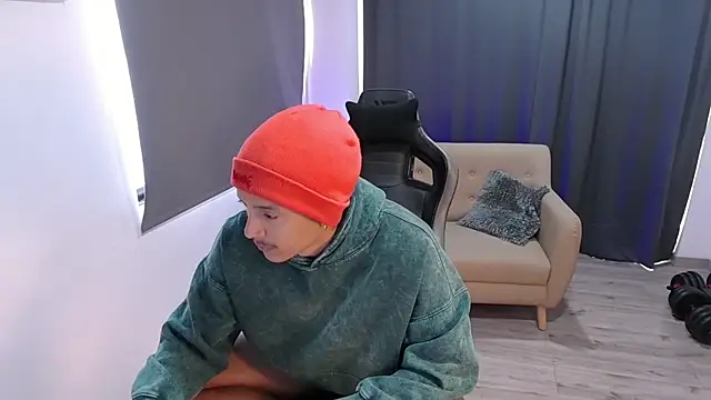 Snapshot of Liam_V chatting on April 24, 12:40 pm Liam V online show from April 24, 12:40 pm