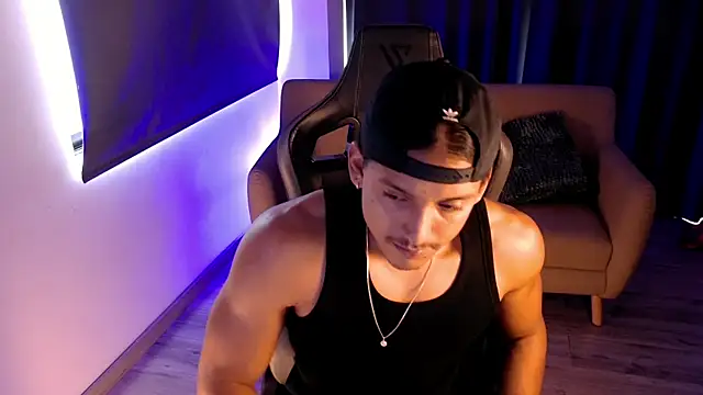 Snapshot of Liam_V chatting on May 29, 3:21 pm Liam V online show from May 29, 3:21 pm