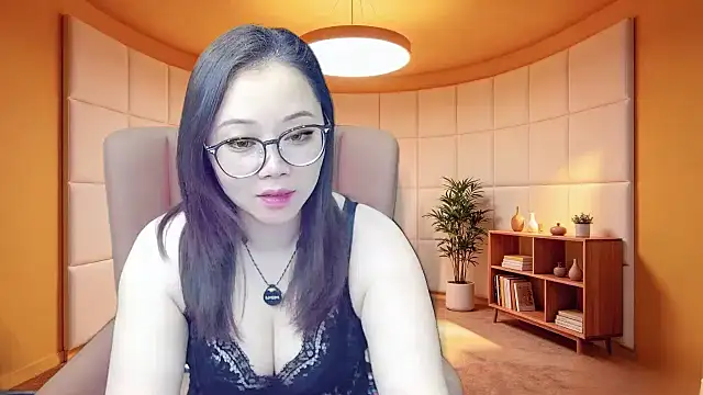 Snapshot of Giuliam chatting on May 12, 2:08 am Giuliam online show from May 12, 2:08 am