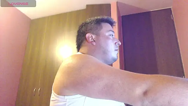 Snapshot of antonycruz chatting on February 25, 1:37 am antonycruz online show from February 25, 1:37 am