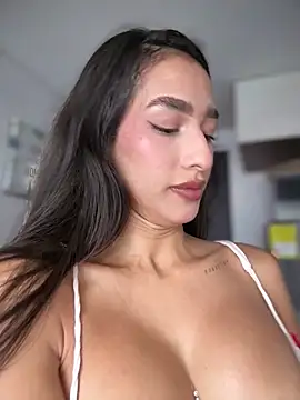 DulceLenns online show from April 18, 6:34 pm