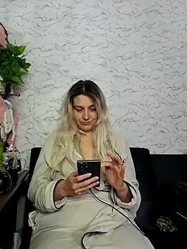 Snapshot of ScarletCallings420 chatting on April 16, 1:17 am ScarletCallings420 online show from April 16, 1:17 am