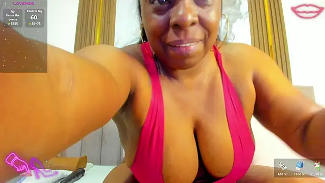 Snapshot of CristinSexy chatting on June 9, 11:33 am CristinSexy online show from June 9, 11:33 am