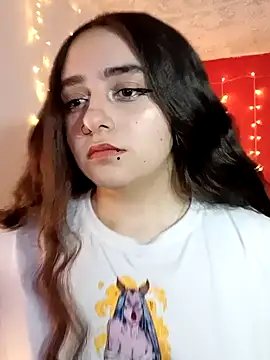 Snapshot of IvonneT chatting on December 5, 4:20 am IvonneT online show from December 5, 4:20 am