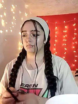 Snapshot of IvonneT chatting on January 31, 2:15 am IvonneT online show from January 31, 2:15 am