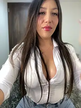 Snapshot of MiaJones21 chatting on May 5, 12:18 am MiaJones21 online show from May 5, 12:18 am
