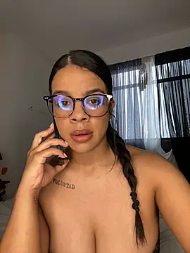 Snapshot of trianawhite chatting on June 7, 3:05 pm trianawhite online show from June 7, 3:05 pm