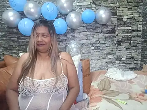 Snapshot of Mammabear_4u chatting on August 3, 7:28 pm Mammabear 4u online show from August 3, 7:28 pm