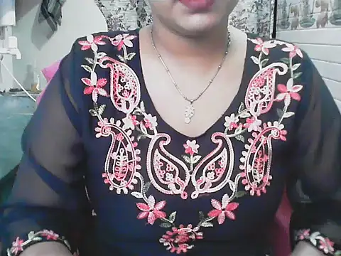 Snapshot of LovingPihu chatting on June 12, 5:28 am LovingPihu online show from June 12, 5:28 am