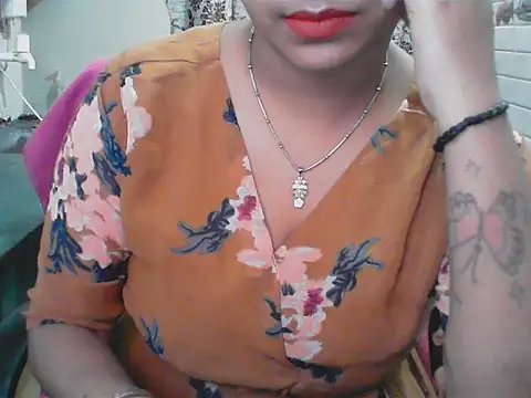 Snapshot of LovingPihu chatting on June 15, 5:20 am LovingPihu online show from June 15, 5:20 am